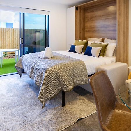 Downtown Comfort: Modern Studio With Backyard كريستتشيرش المظهر الخارجي الصورة