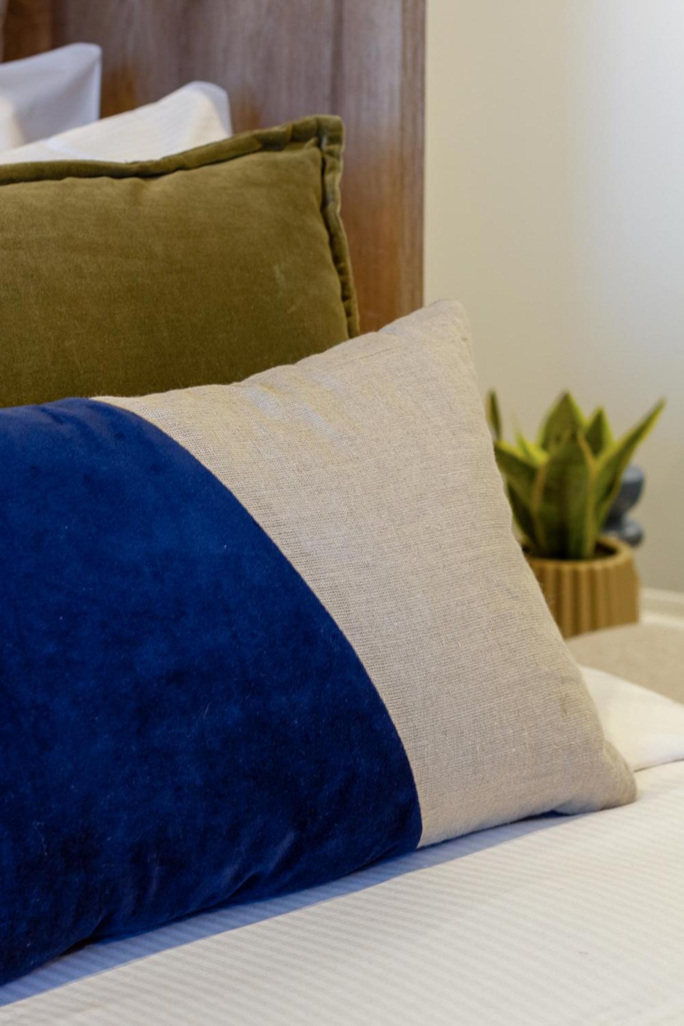 Downtown Comfort: Modern Studio With Backyard كريستتشيرش المظهر الخارجي الصورة