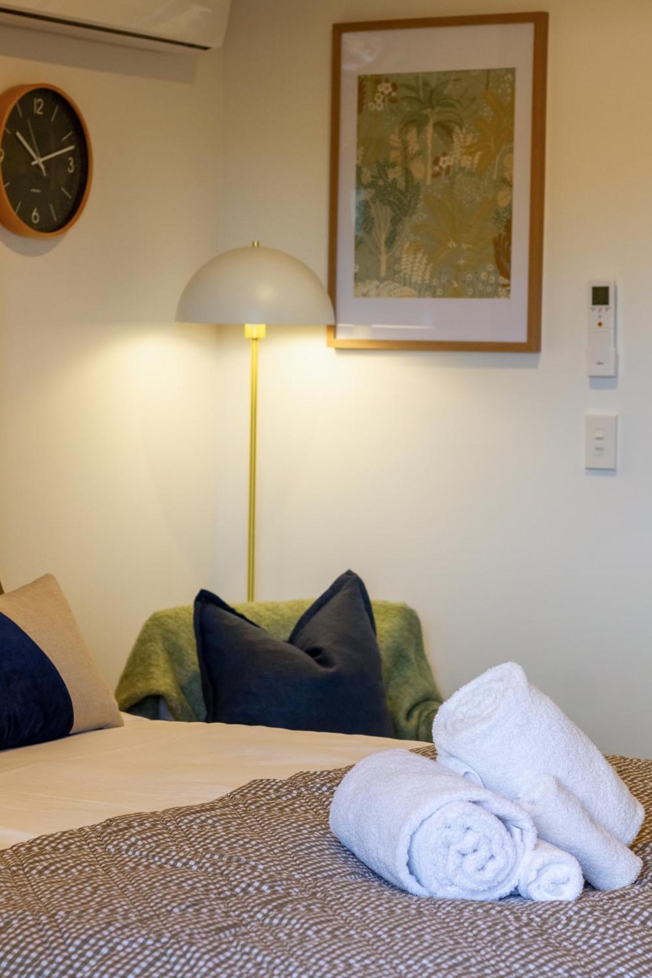 Downtown Comfort: Modern Studio With Backyard كريستتشيرش المظهر الخارجي الصورة