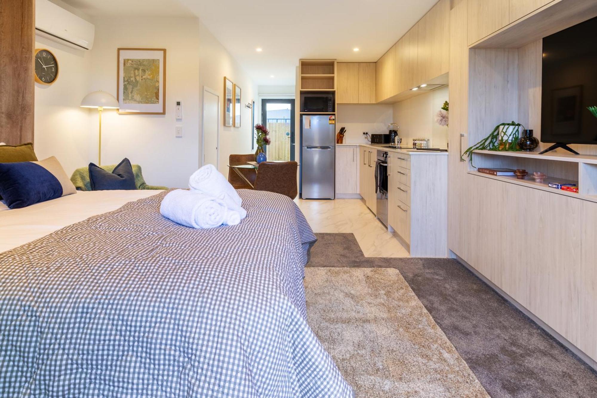 Downtown Comfort: Modern Studio With Backyard كريستتشيرش المظهر الخارجي الصورة