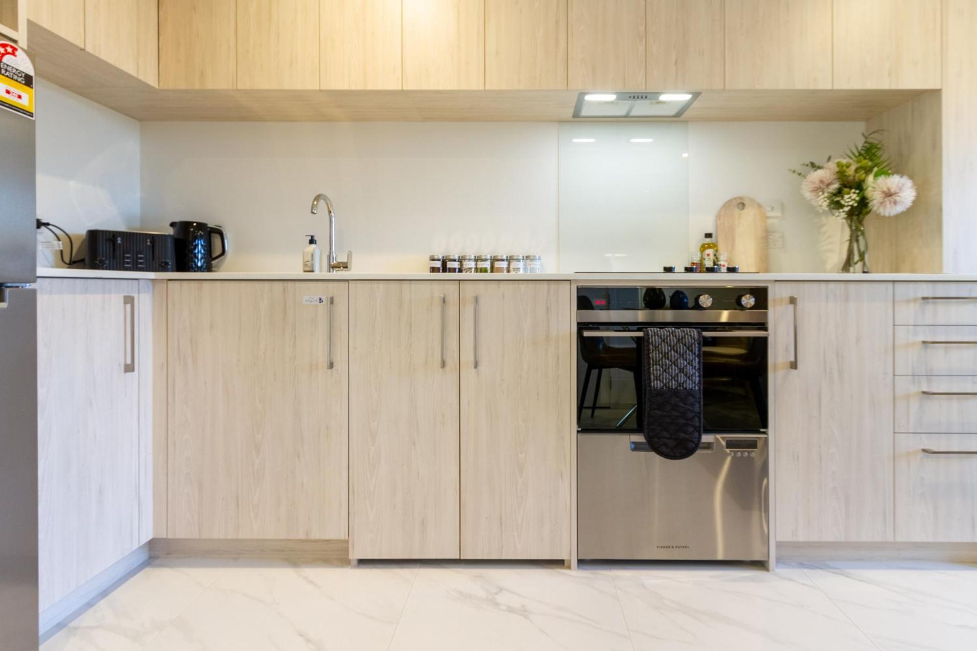 Downtown Comfort: Modern Studio With Backyard كريستتشيرش المظهر الخارجي الصورة