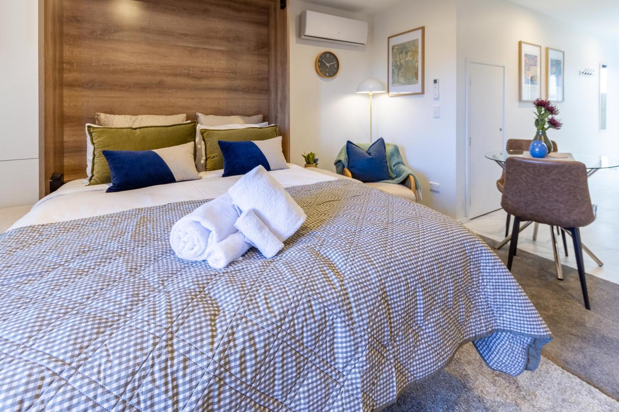 Downtown Comfort: Modern Studio With Backyard كريستتشيرش المظهر الخارجي الصورة