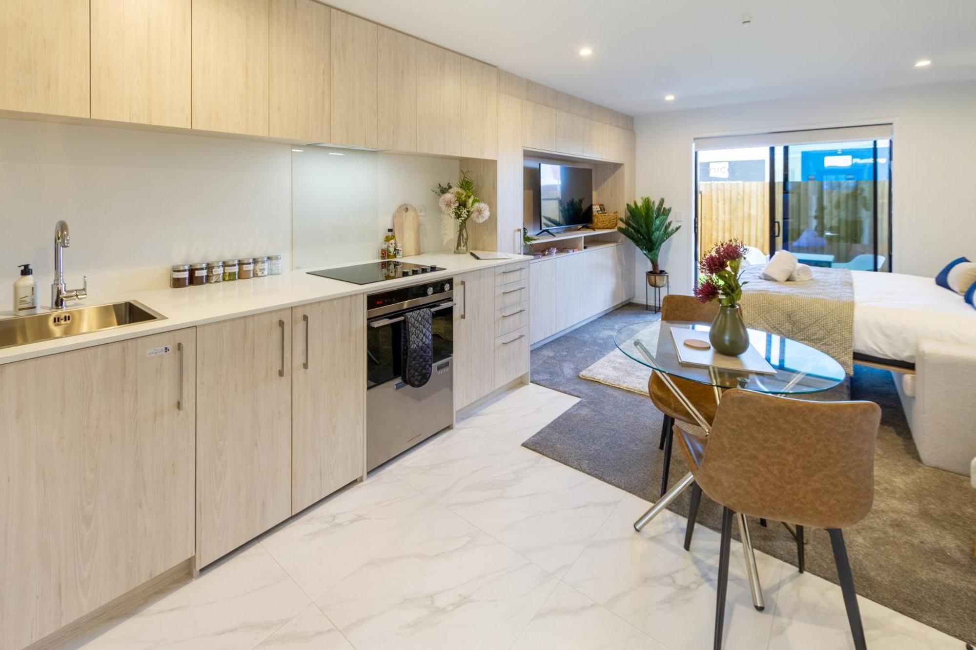 Downtown Comfort: Modern Studio With Backyard كريستتشيرش المظهر الخارجي الصورة